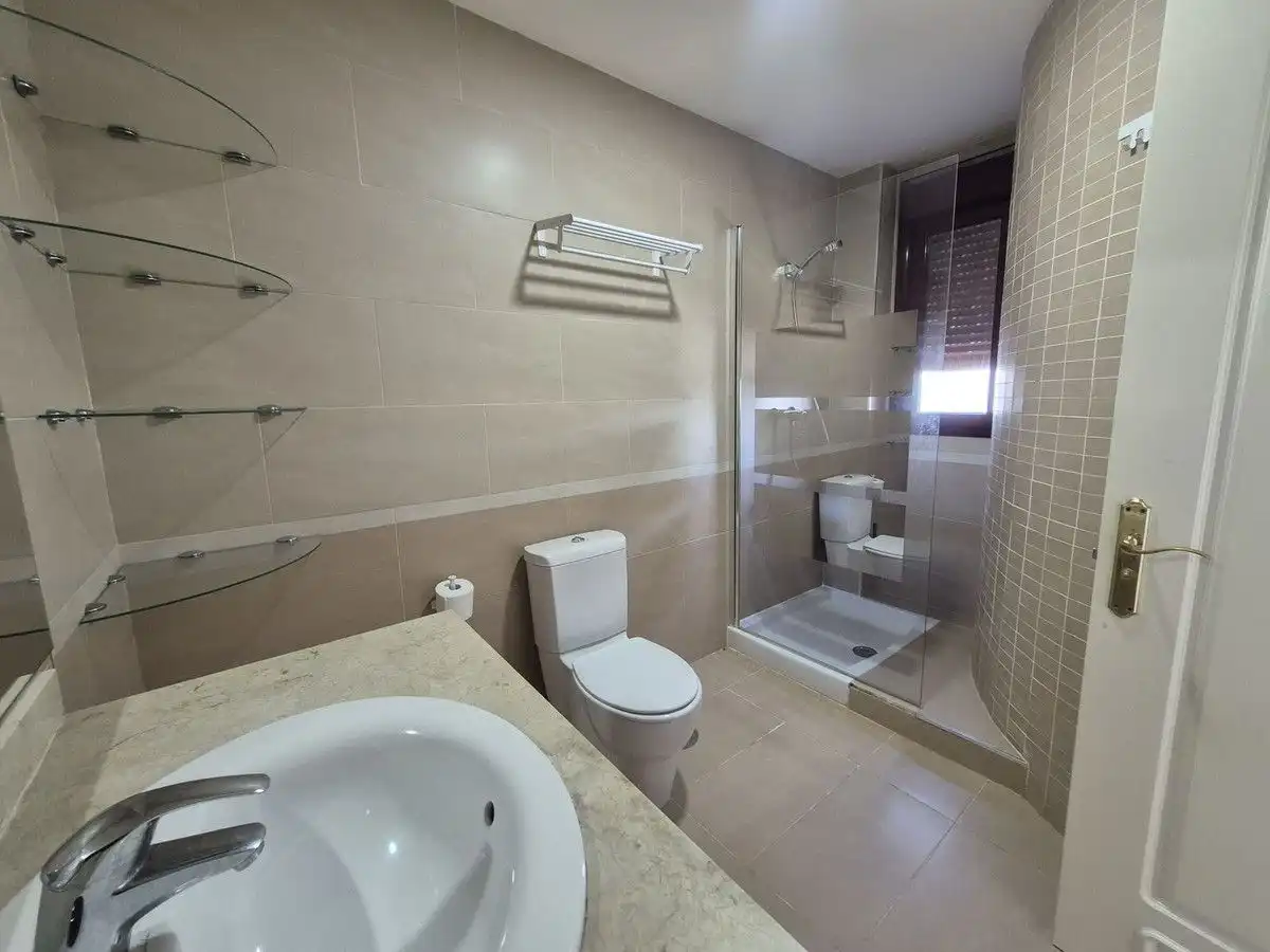 Badezimmer von Dachboden zum Verkauf in Manilva mit Klimaanlage, Heizung und Terrasse