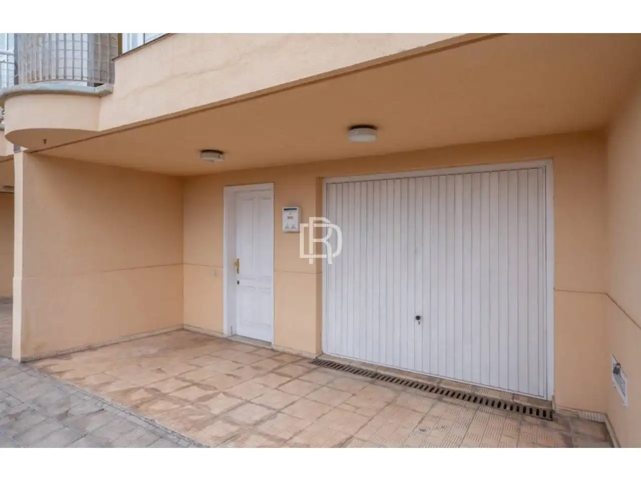 Parkplatz von Einfamilien-Reihenhaus zum Verkauf in Santa Cruz de Tenerife mit Klimaanlage, Terrasse und Möbliert