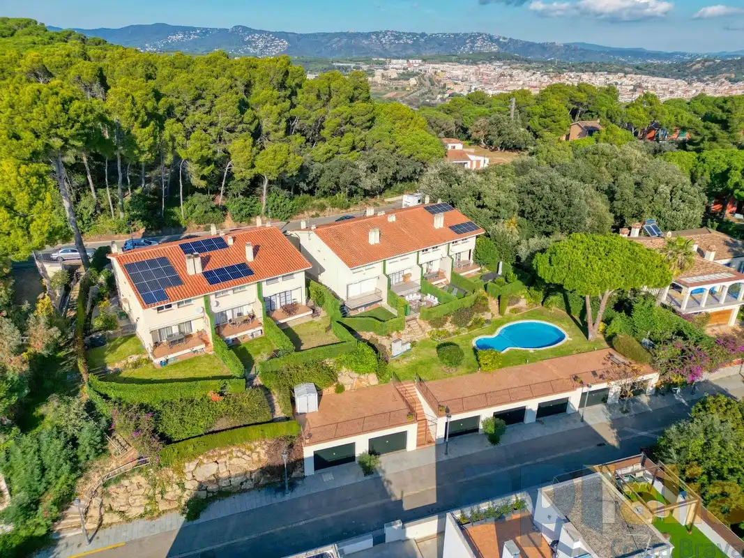 Vista exterior de Casa adosada en venda en Sant Feliu de Guíxols amb Calefacció, Jardí privat i Terrassa