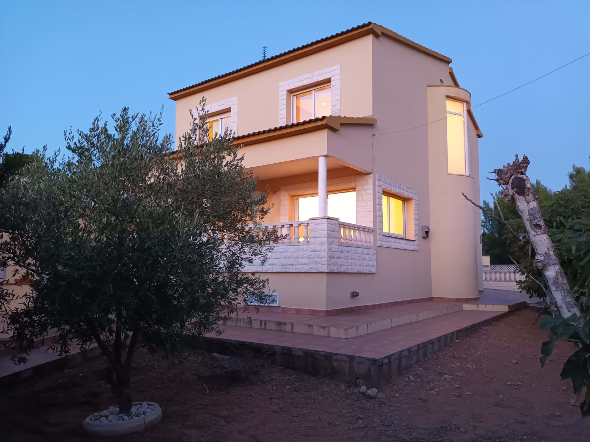 Vista exterior de Casa o xalet en venda en La Bisbal del Penedès amb Calefacció, Terrassa i Piscina