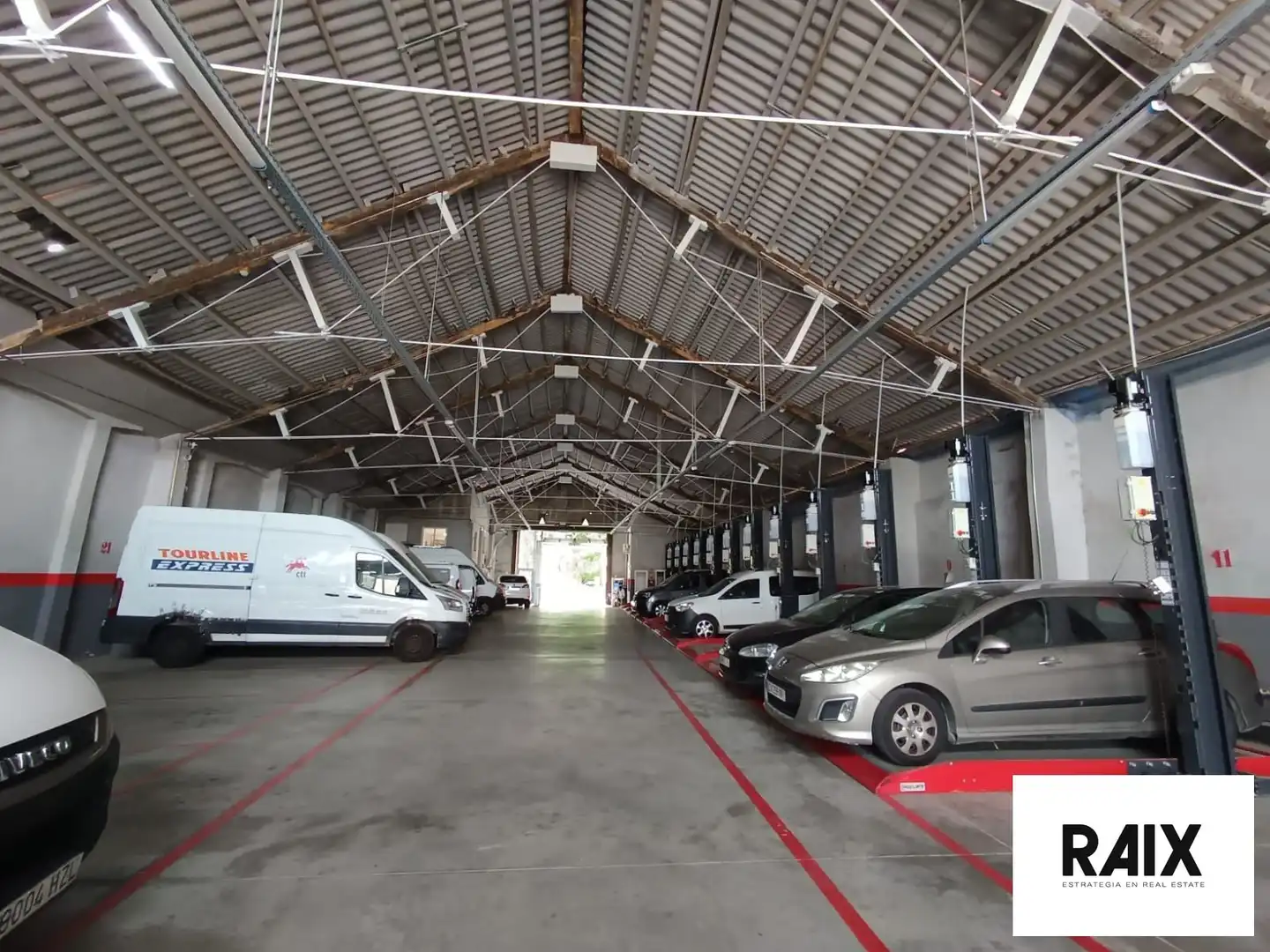 Parkplatz von Fabrikhallen zur Miete in Barcelona