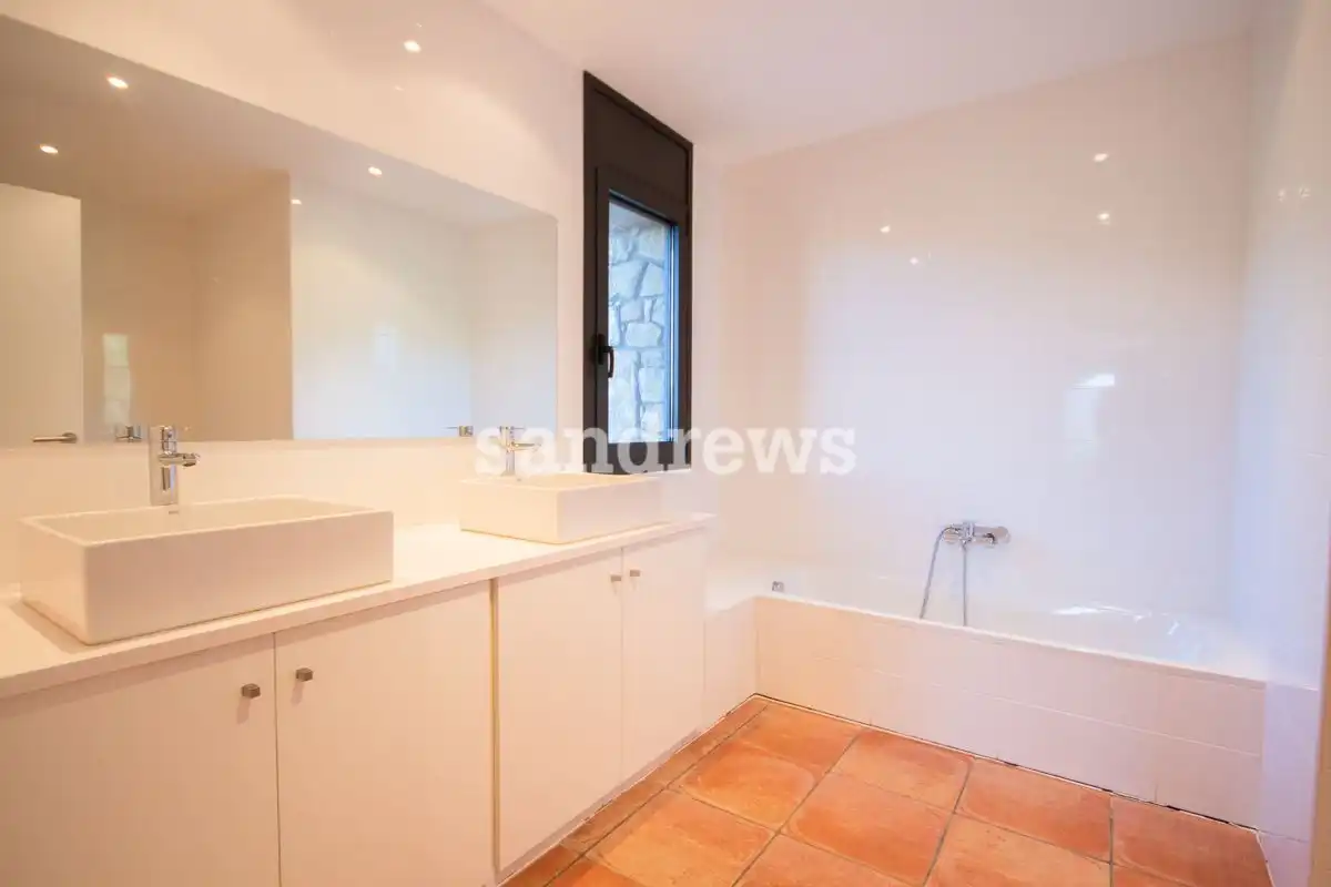 Badezimmer von Country house zum Verkauf in Darnius mit Klimaanlage, Heizung und Privatgarten