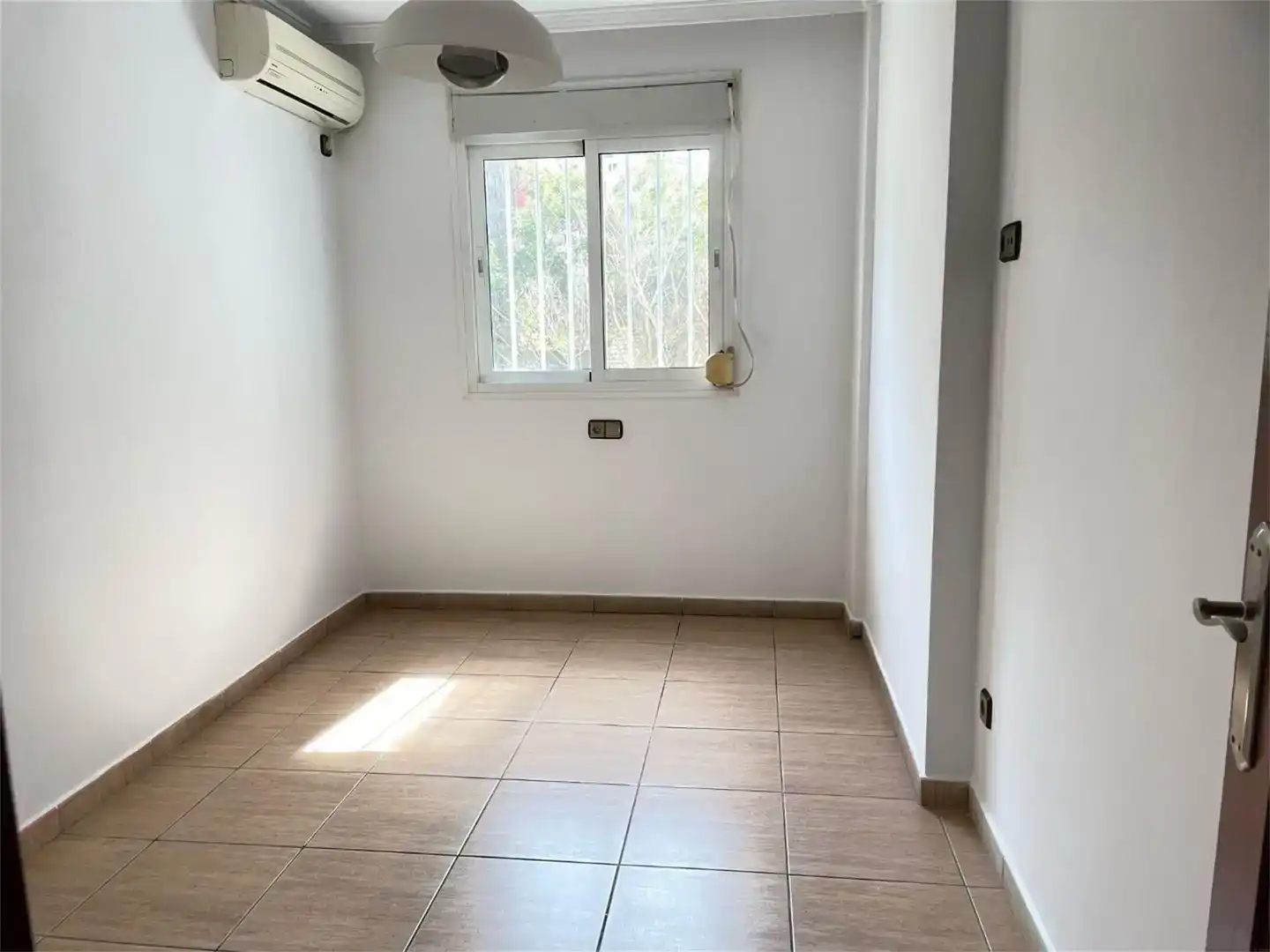 Schlafzimmer von Wohnung zum Verkauf in Ceuta mit Klimaanlage, Privatgarten und Schwimmbad
