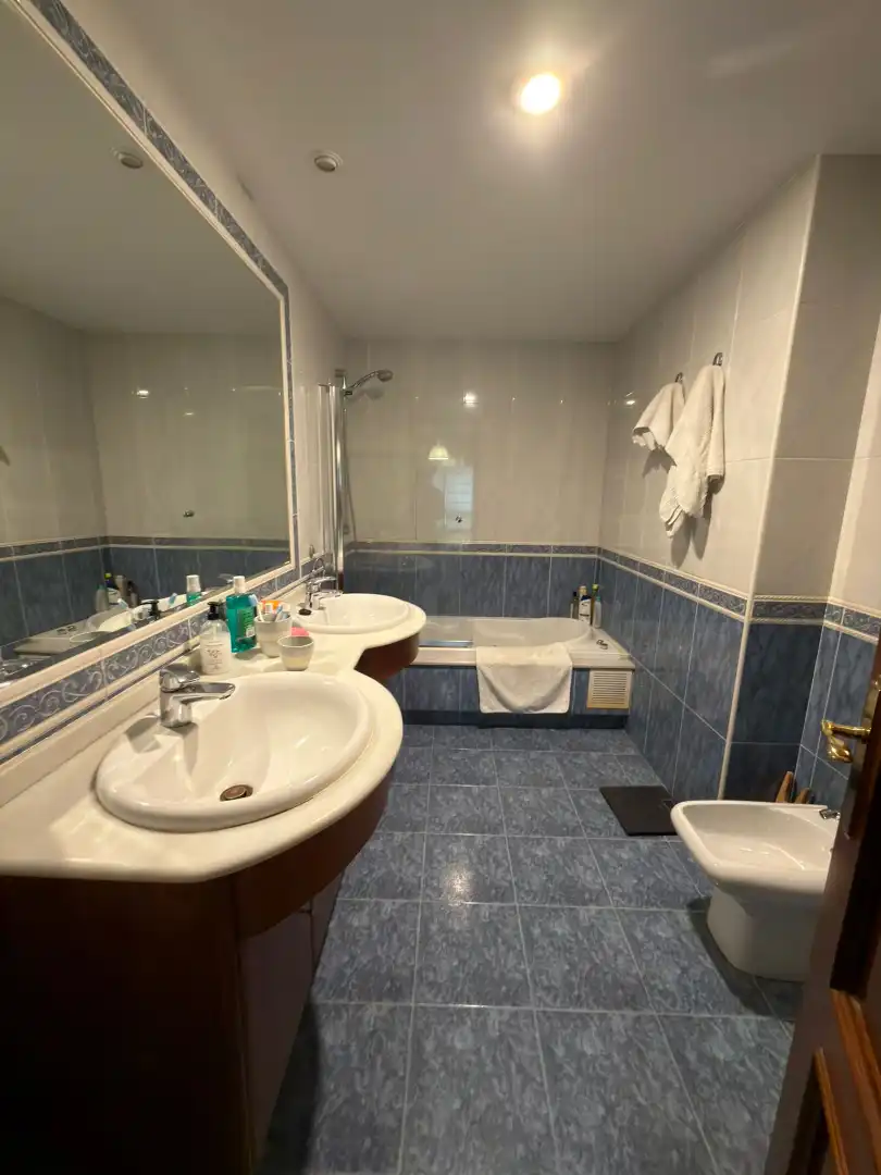 Baño de Piso en venta en Pontevedra Capital  con Calefacción, Parquet y Trastero