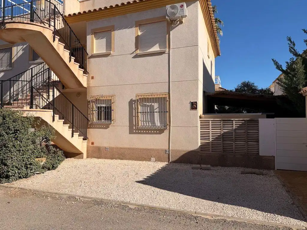 Vista exterior de Casa o xalet en venda en Orihuela amb Aire condicionat, Jardí privat i Terrassa
