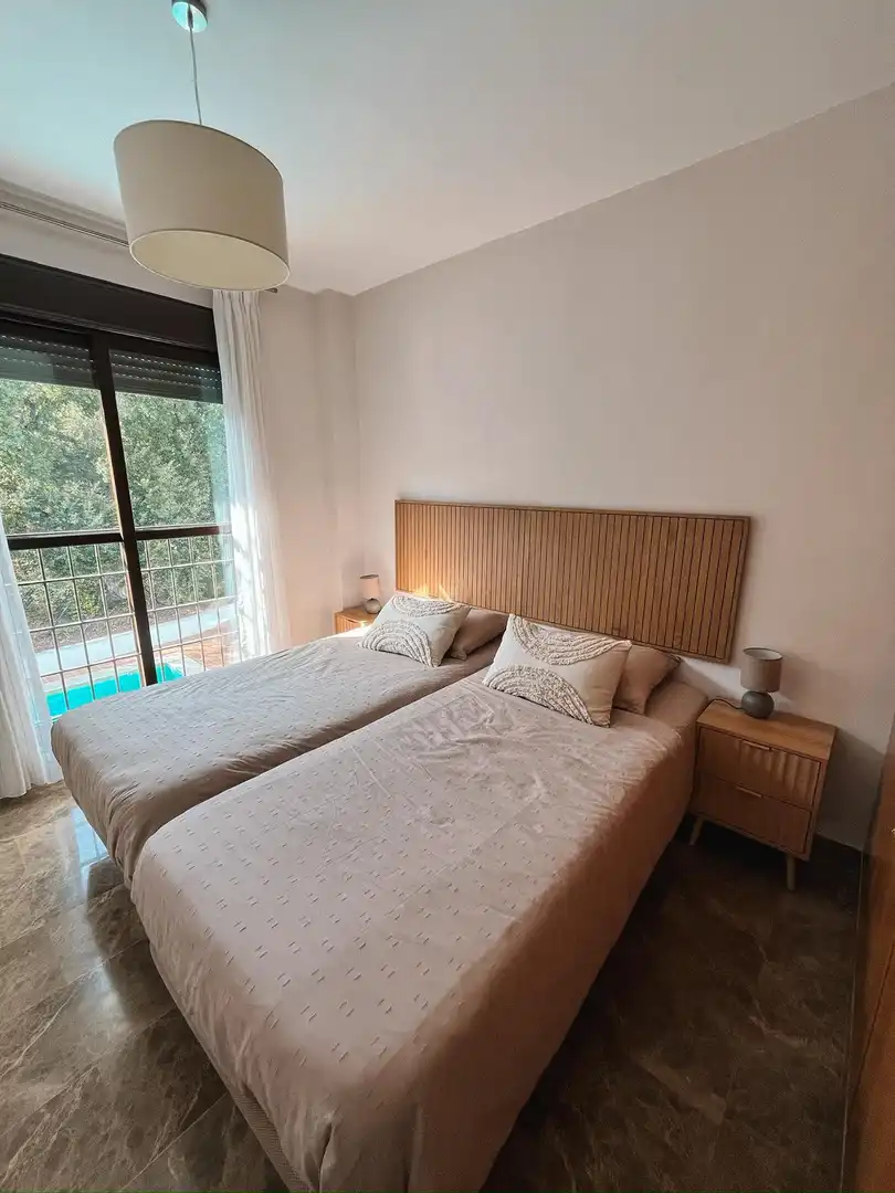 Habitación de Apartamento de alquiler en Estepona con Aire acondicionado, Terraza y Piscina