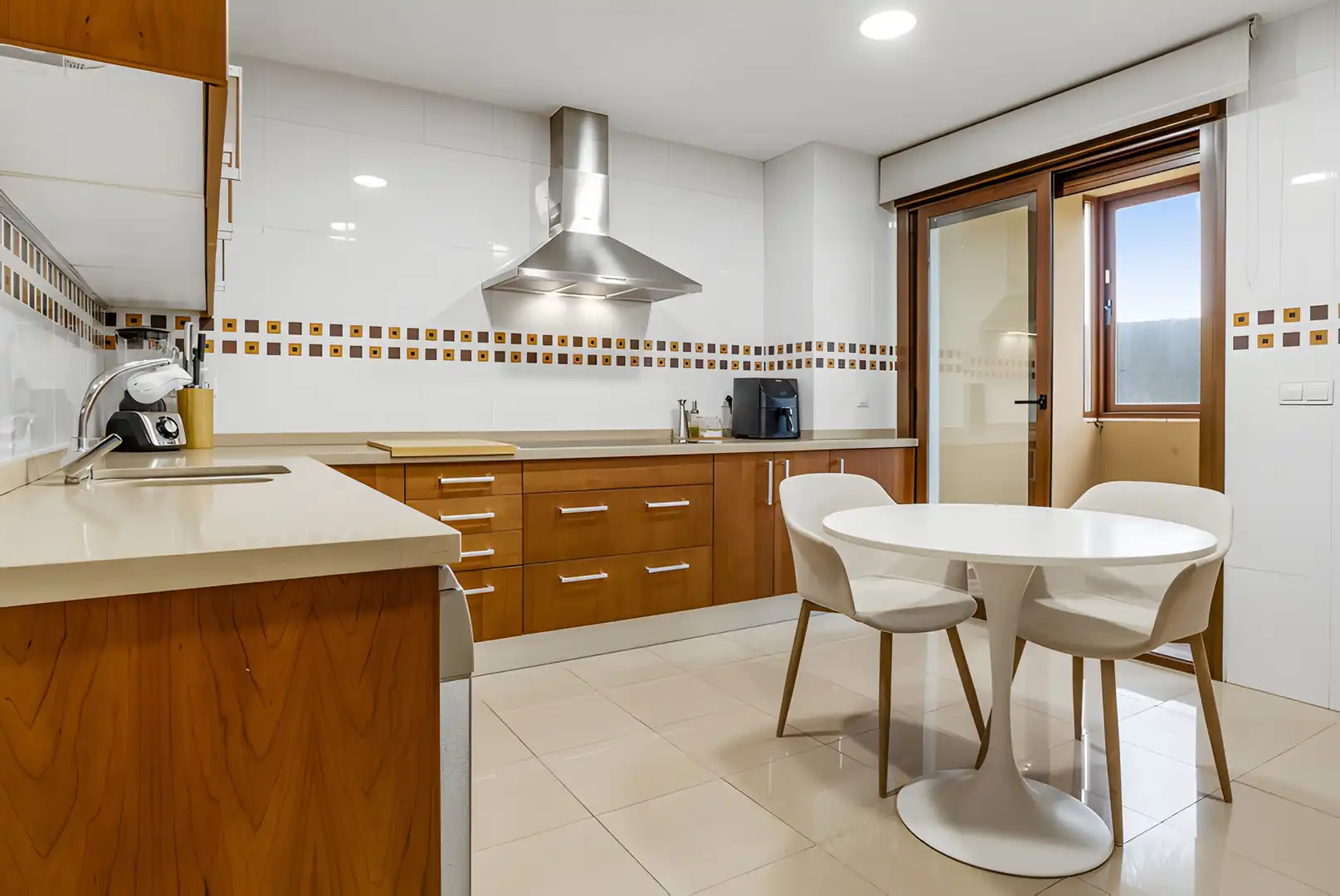 Küche von Erdgeschoss zum Verkauf in Marbella mit Klimaanlage, Terrasse und Schwimmbad