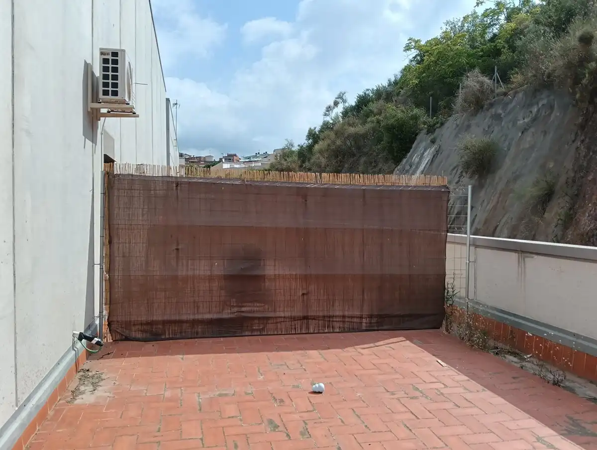 Vista exterior de Nave industrial de alquiler en Montgat