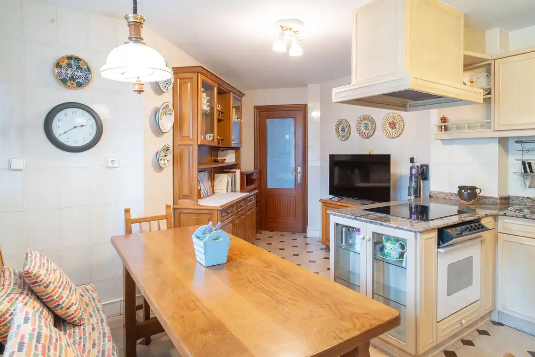 Cocina de Piso en venta en Cabezón de la Sal con Calefacción y Balcón