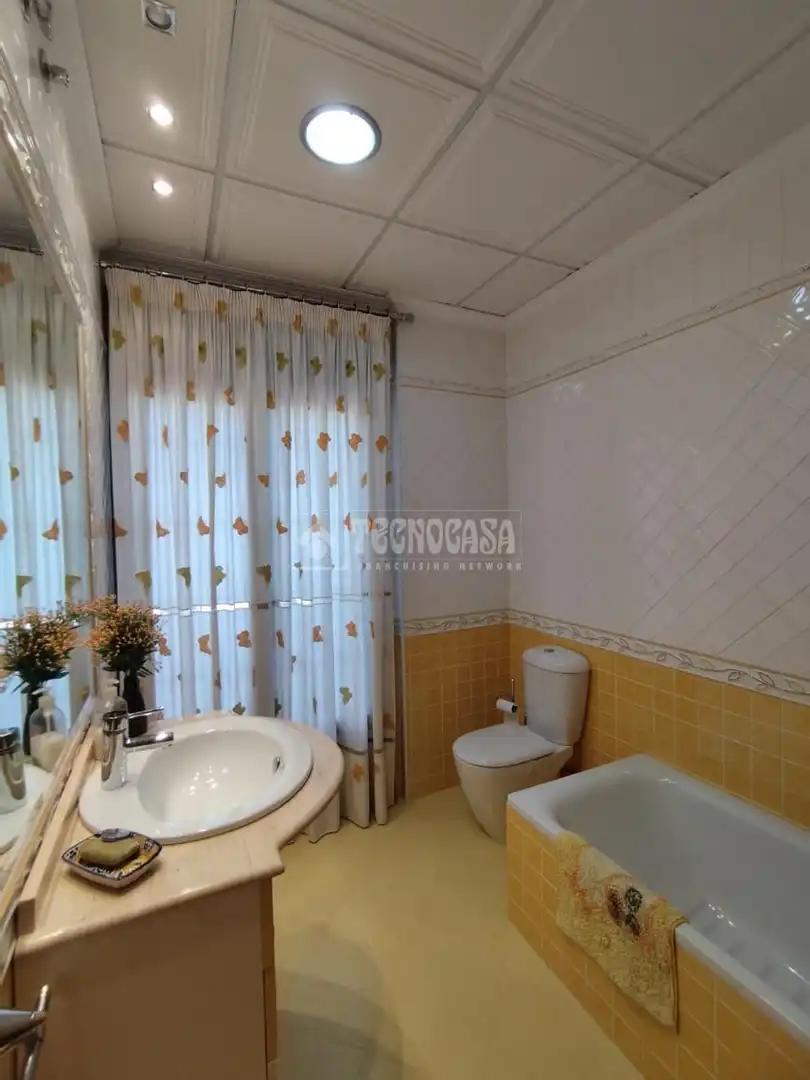 Bany de Casa o xalet en venda en Arjonilla amb Calefacció, Piscina i Alarma
