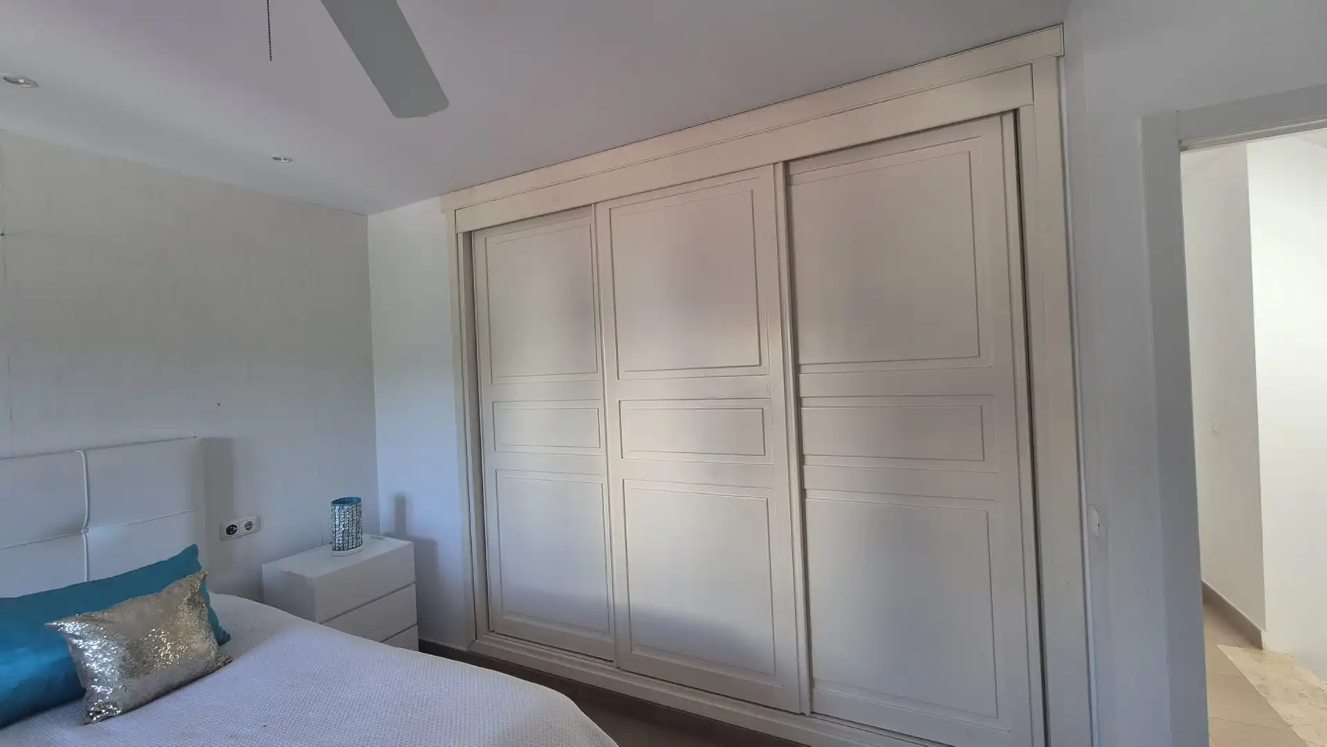 Habitación de Casa adosada de alquiler en La Línea de la Concepción con Aire acondicionado, Calefacción y Jardín privado
