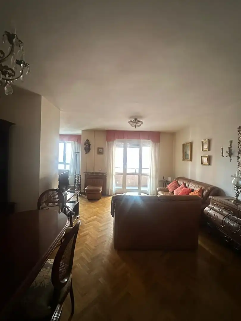 Sala de estar de Piso en venta en León Capital  con Calefacción, Terraza y TV