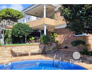 Vista exterior de Casa o xalet en venda en Premià de Dalt amb Calefacció, Jardí privat i Parquet