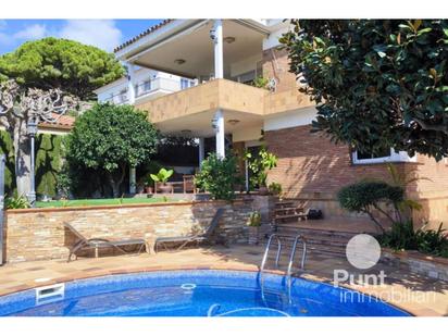 Vista exterior de Casa o xalet en venda en Premià de Dalt amb Calefacció, Jardí privat i Parquet
