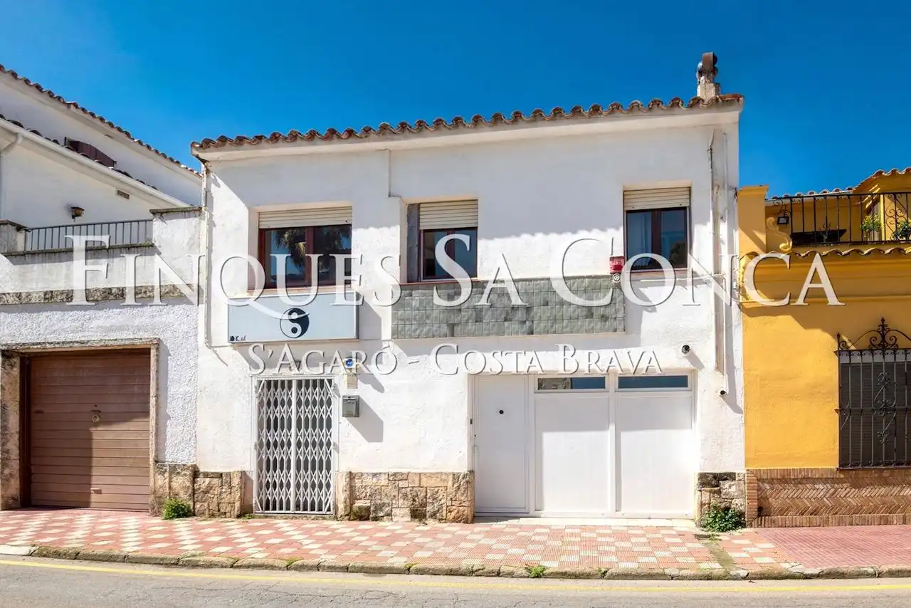 Vista exterior de Casa adosada en venda en Sant Feliu de Guíxols amb Calefacció