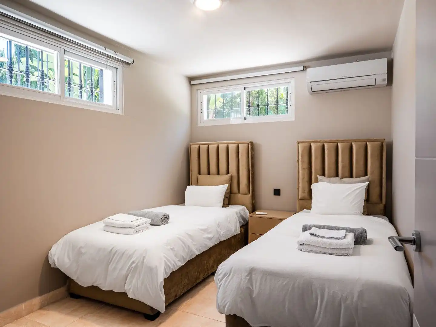 Dormitori de Casa o xalet en venda en Marbella amb Aire condicionat, Jardí privat i Terrassa