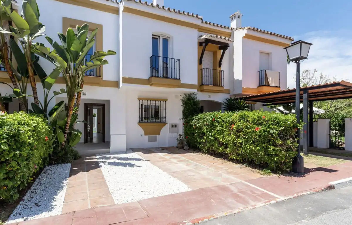 Vista exterior de Casa adosada en venta en Estepona con Aire acondicionado, Jardín privado y Terraza