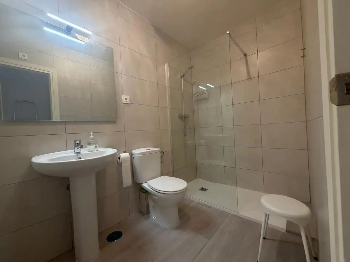 Bany de Apartament de lloguer en La Manga del Mar Menor amb Terrassa, Moblat i Balcó