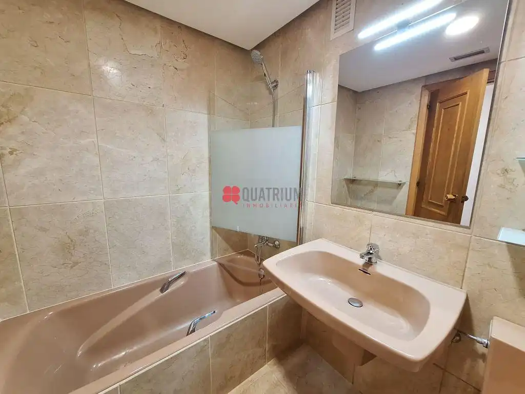 Baño de Piso de alquiler en Santiago de Compostela  con Balcón