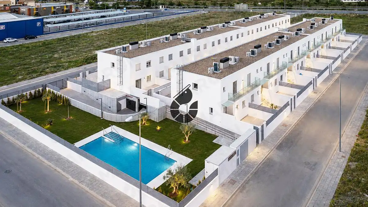 Vista exterior de Casa adosada en venda en Coria del Río amb Aire condicionat, Traster i Piscina comunitària