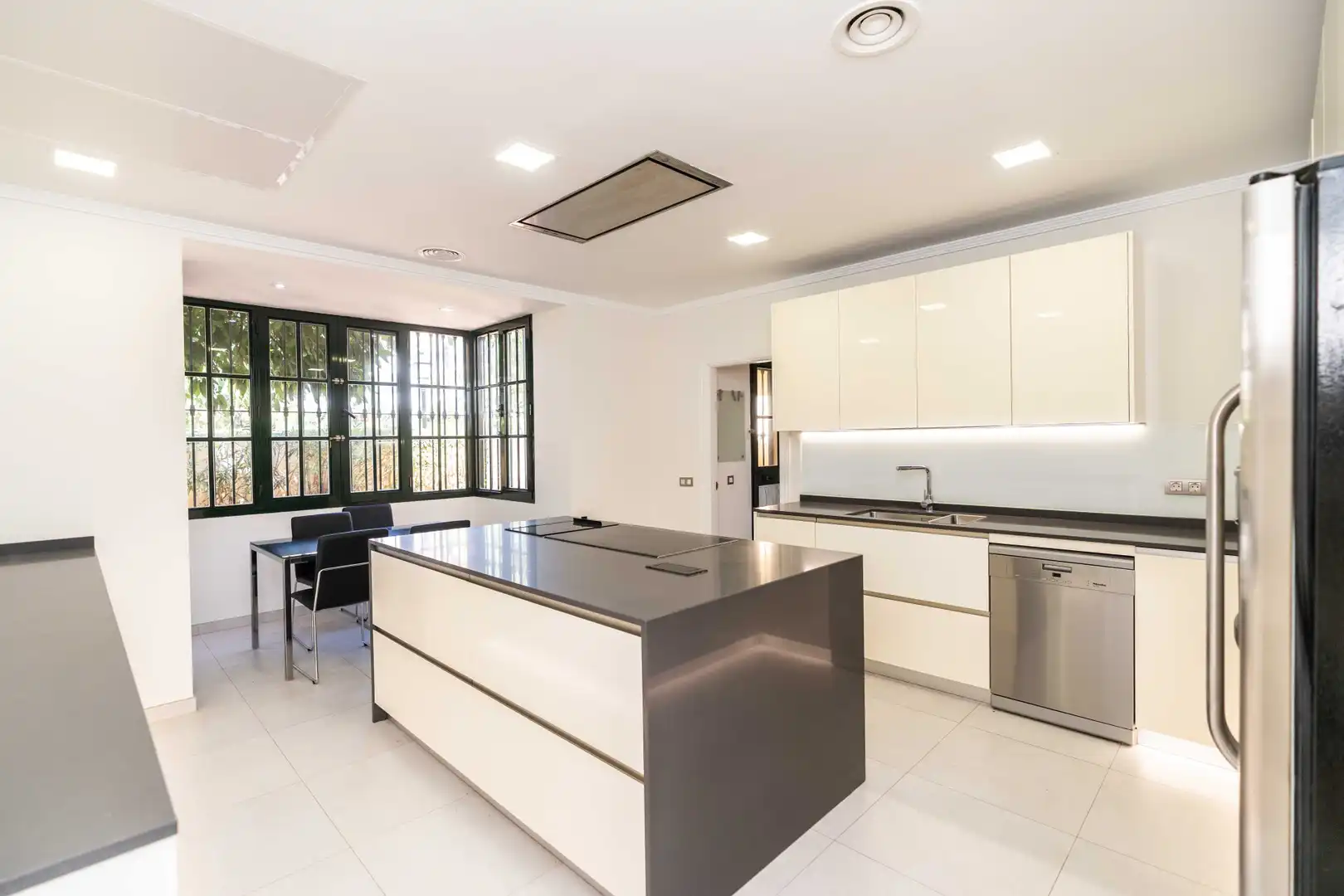 Cuina de Casa o xalet en venda en Marbella amb Aire condicionat, Jardí privat i Terrassa