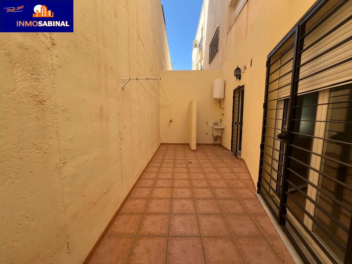 Vista exterior de Casa adosada de alquiler en Roquetas de Mar con Aire acondicionado, Terraza y Piscina comunitaria