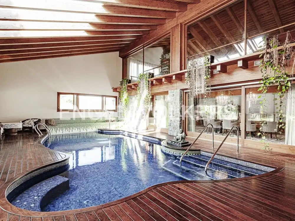 Schwimmbecken von Country house zum Verkauf in Seva mit Klimaanlage, Heizung und Privatgarten