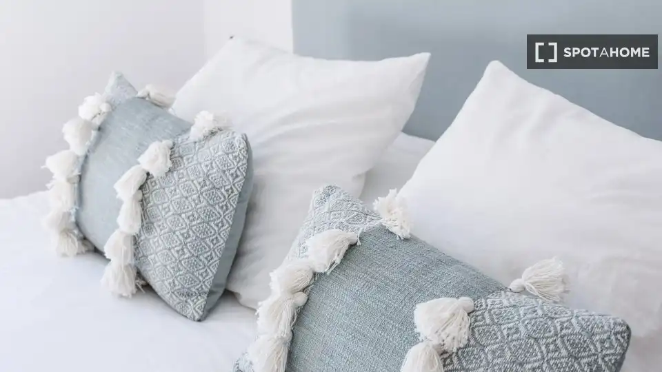Dormitori de Apartament per a compartir en Barcelona amb Aire condicionat, Terrassa i Moblat