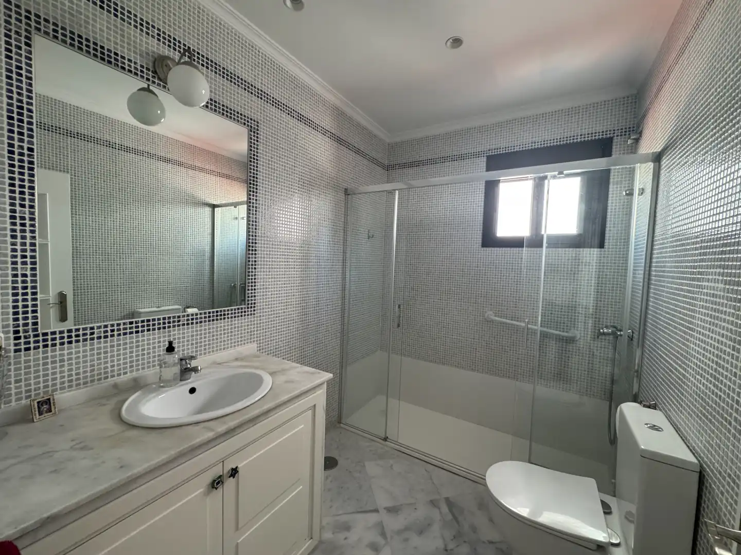 Badezimmer von Dachboden zur Miete in Alcalá de Guadaira mit Klimaanlage, Terrasse und Ofen