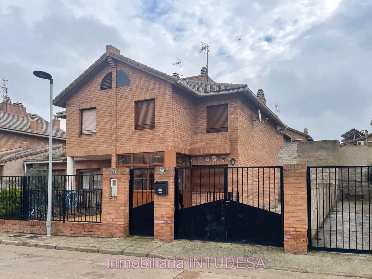 Vista exterior de Casa o xalet en venda en Mallén amb Aire condicionat, Calefacció i Jardí privat