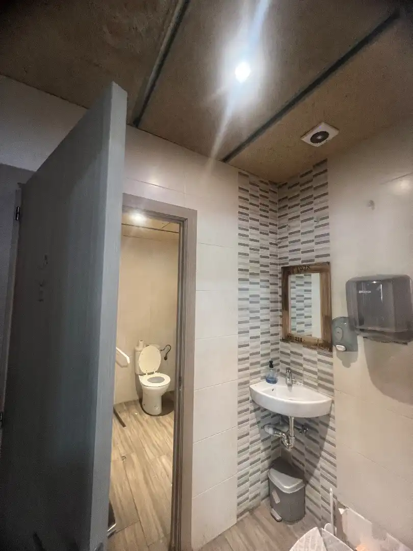 Baño de Local en venta en Reus con Aire acondicionado, Calefacción y Terraza