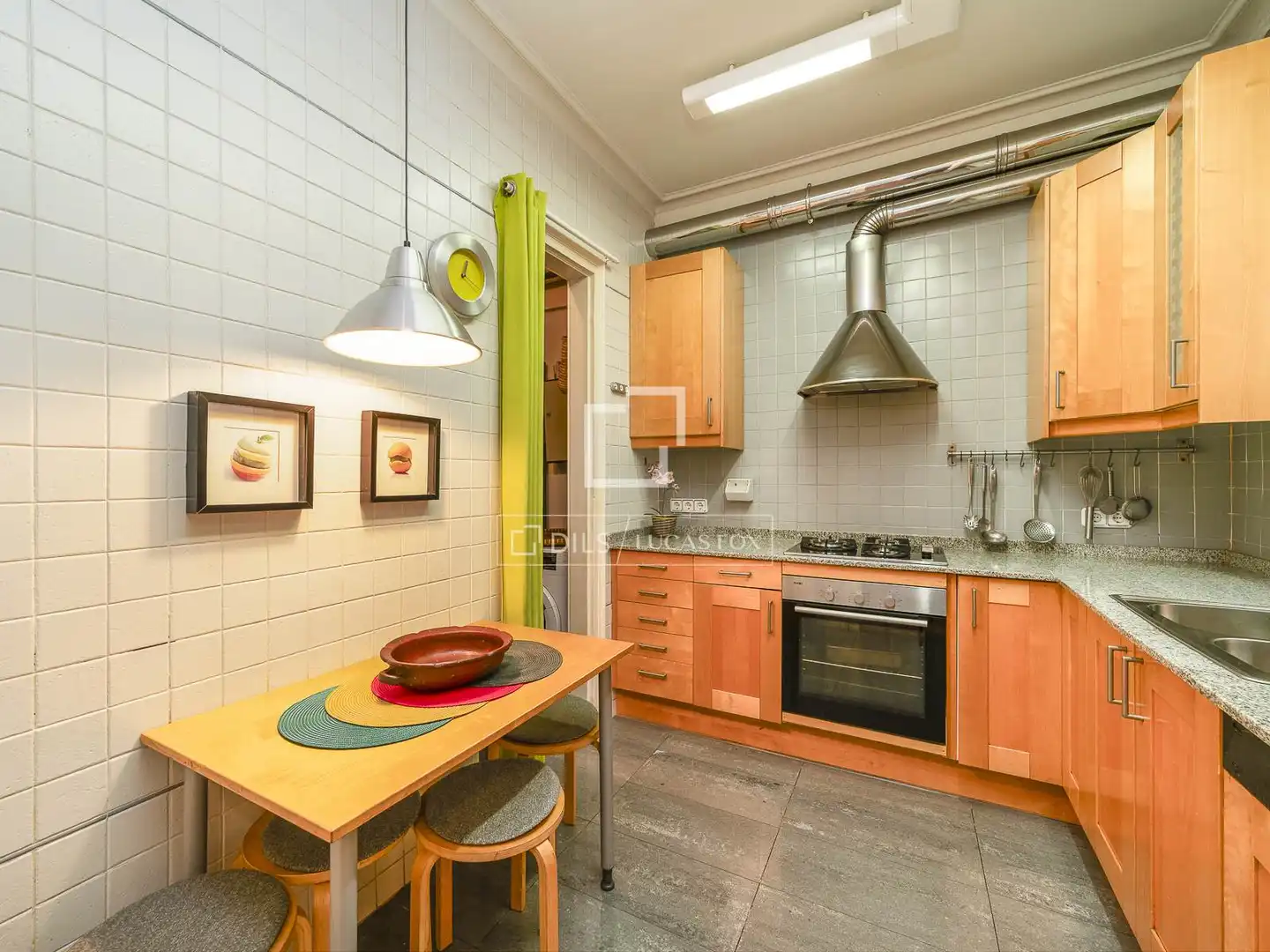 Küche von Wohnung zum Verkauf in Barcelona mit Heizung und Balkon