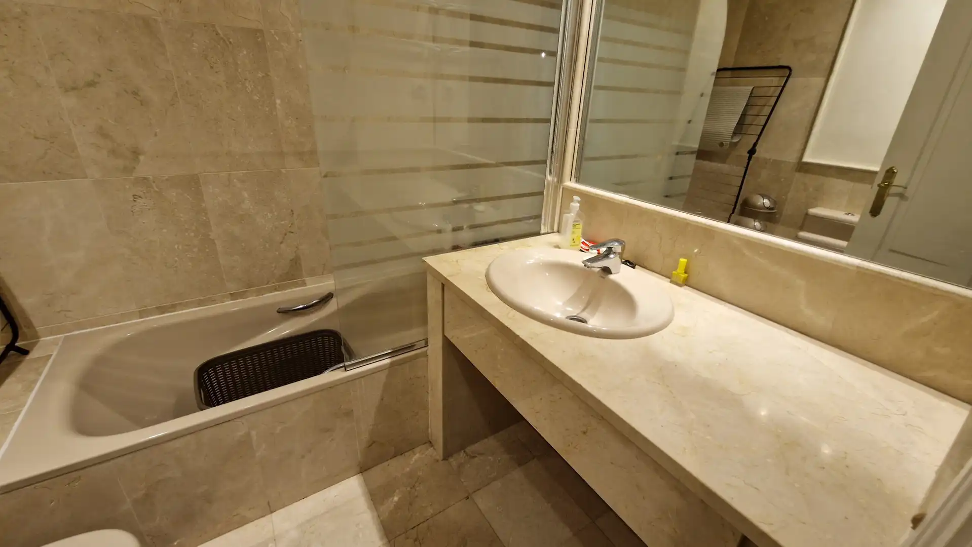 Bany de Planta baixa en venda en Estepona amb Aire condicionat, Terrassa i Piscina