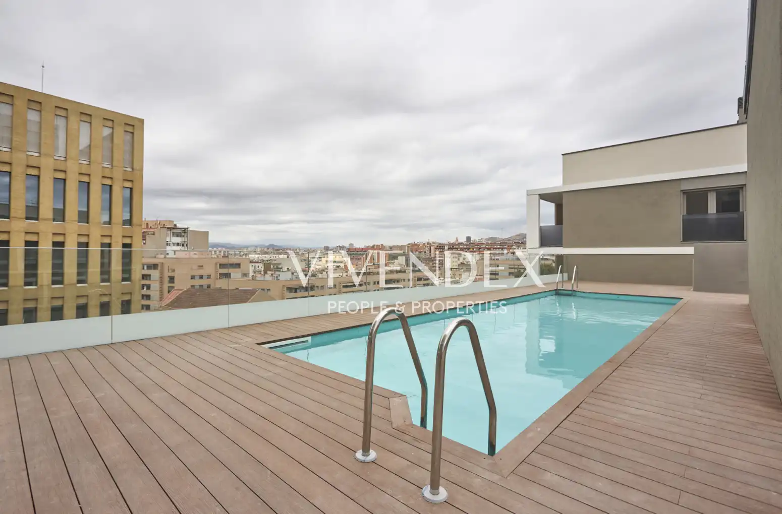 Swimming pool of Flat for sale in Barcelona  with Heating, Parquet flooring and Terrace