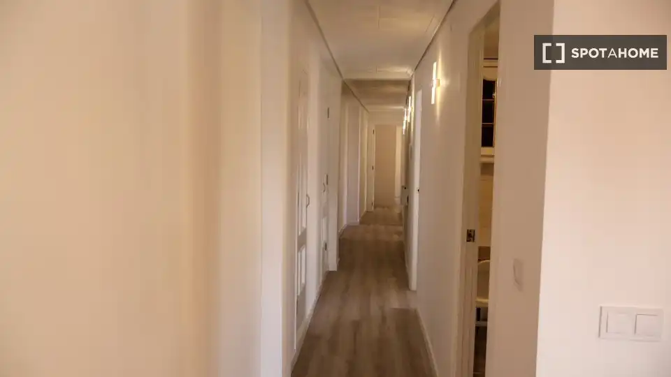 Flat for rent in Valencia  with Air Conditioner, Heating and Furnished