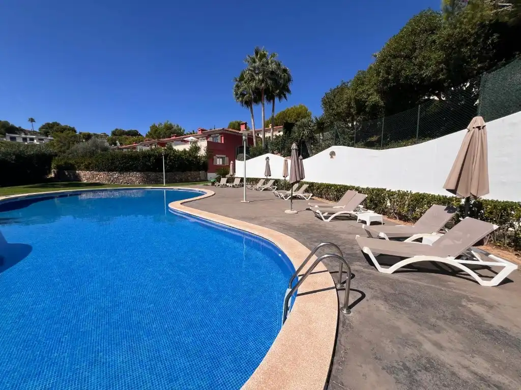 Schwimmbecken von Einfamilien-Reihenhaus zur Miete in Cala Vinyes