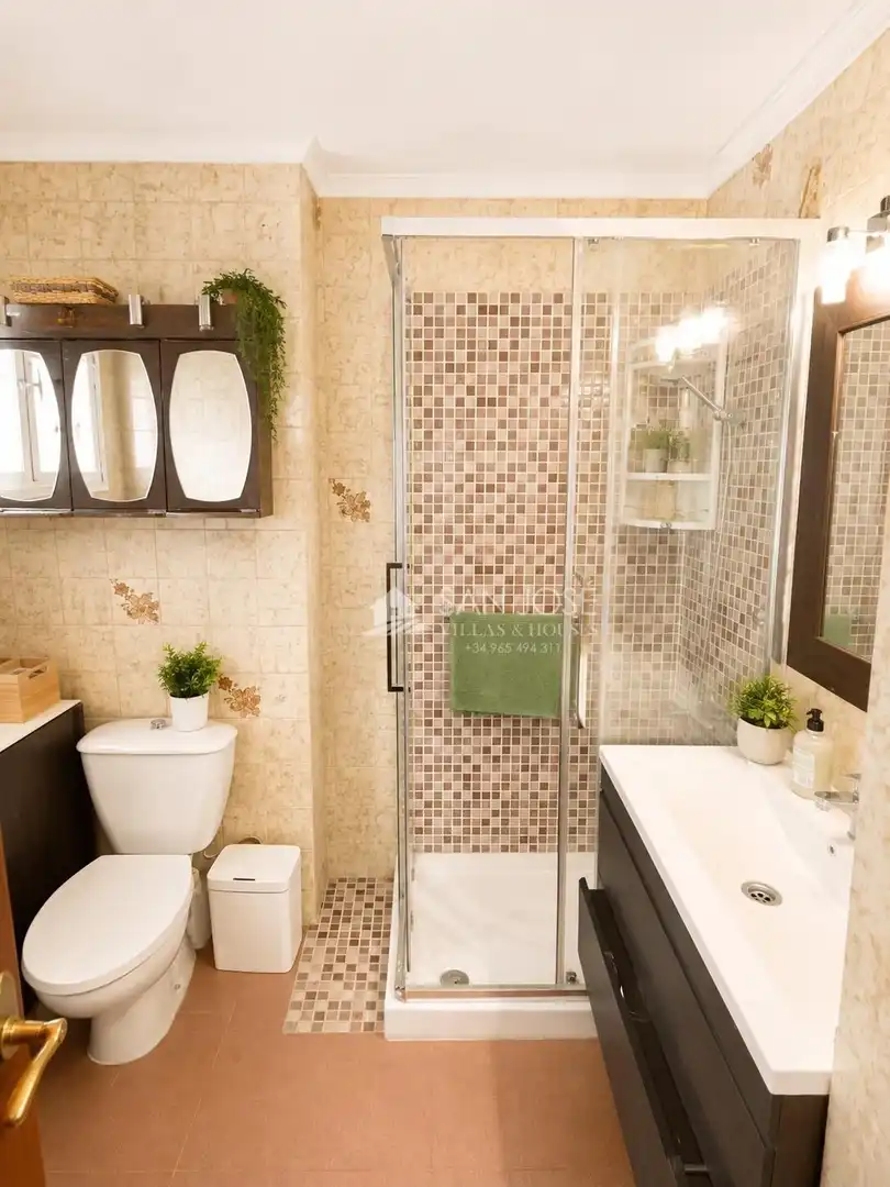 Baño de Piso en venta en Sevilla con Terraza y Alarma