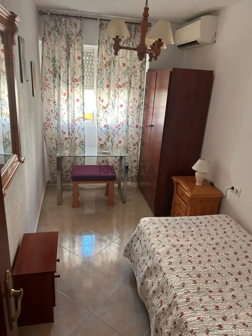Habitación de Piso de alquiler en Granada con Aire acondicionado, Calefacción y Amueblado