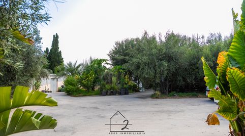 Terreno rústico con vivienda y almacenes