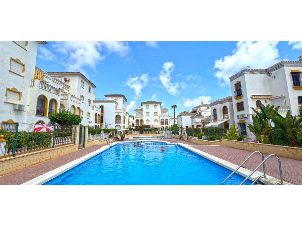 Vista exterior de Dúplex en venta en Torrevieja con Aire acondicionado, Piscina y Balcón