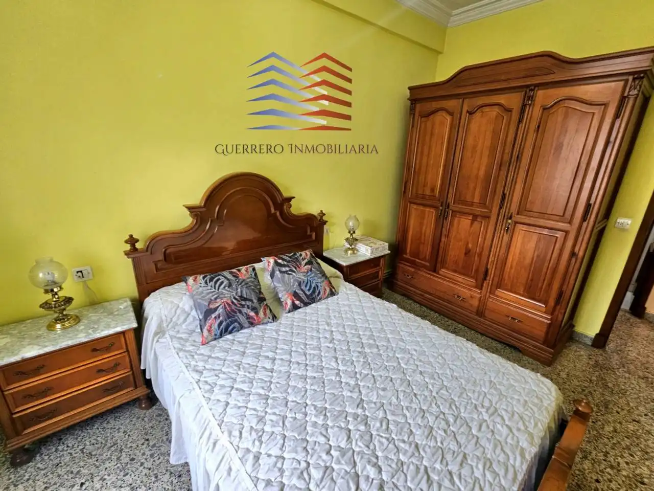 Dormitori de Apartament de lloguer en Ourense Capital  amb Calefacció, Terrassa i Traster