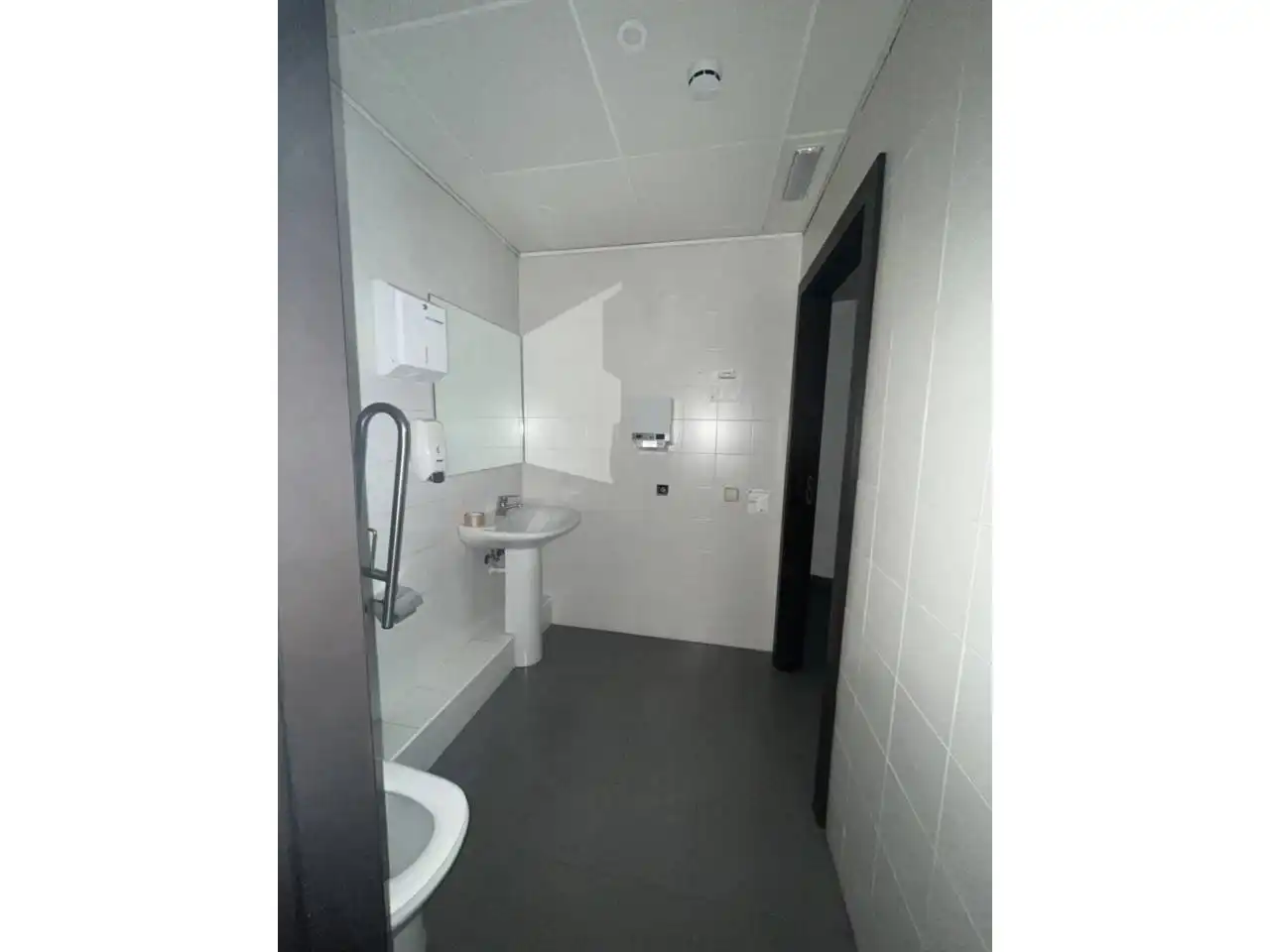 Baño de Local de alquiler en El Campello con Aire acondicionado