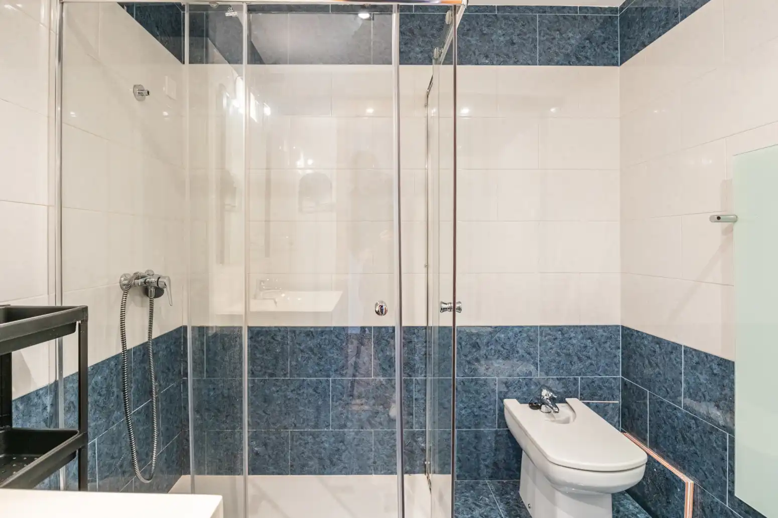 Baño de Piso de alquiler en San Martín del Rey Aurelio con Calefacción, Terraza y Trastero
