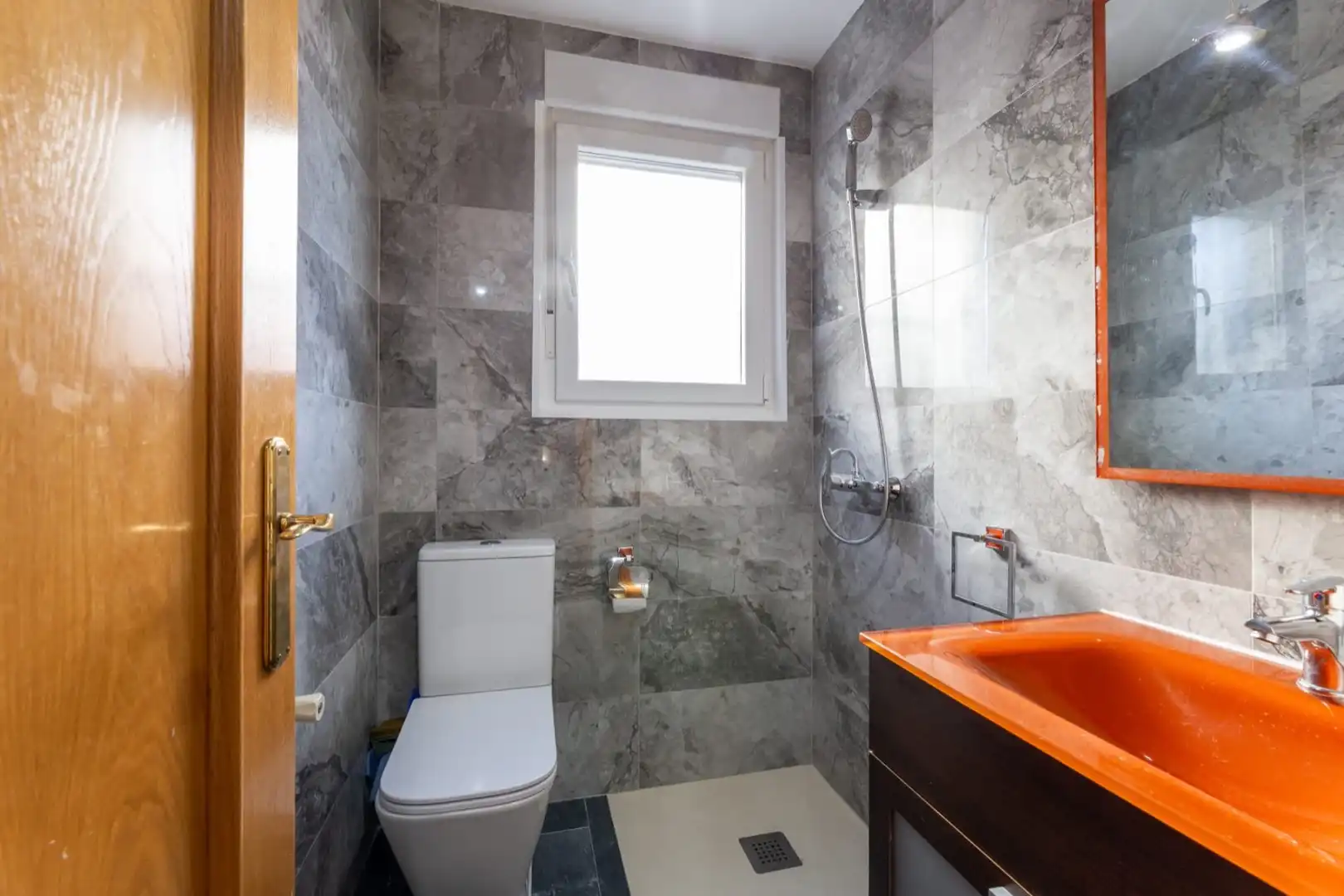 Baño de Casa adosada en venta en Madrid con Aire acondicionado, Calefacción y Jardín privado