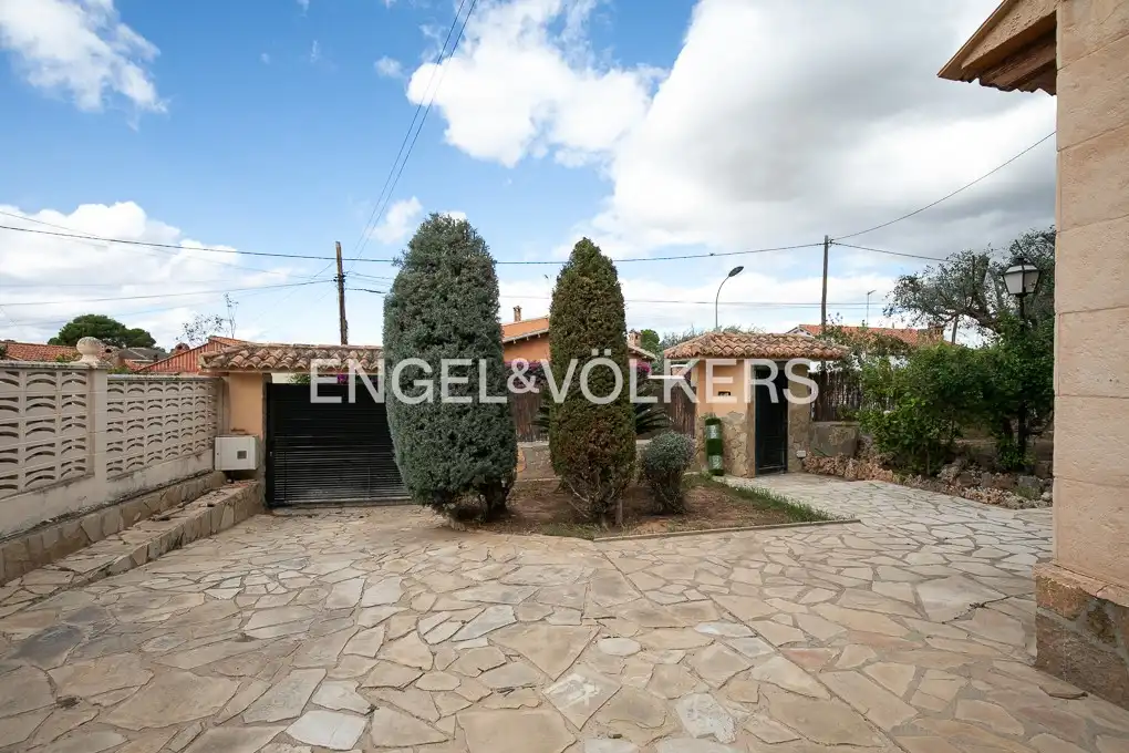 Vista exterior de Casa o chalet de alquiler en L'Eliana con Aire acondicionado, Calefacción y Jardín privado