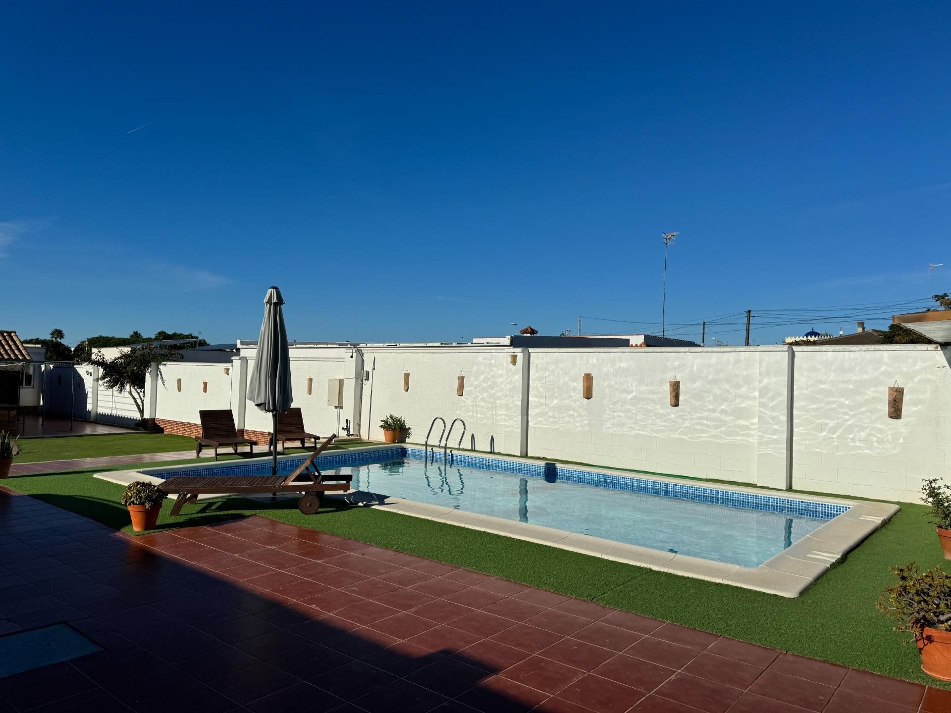Swimming pool of Country house for sale in Sanlúcar de Barrameda  with Air Conditioner, Heating and Private garden