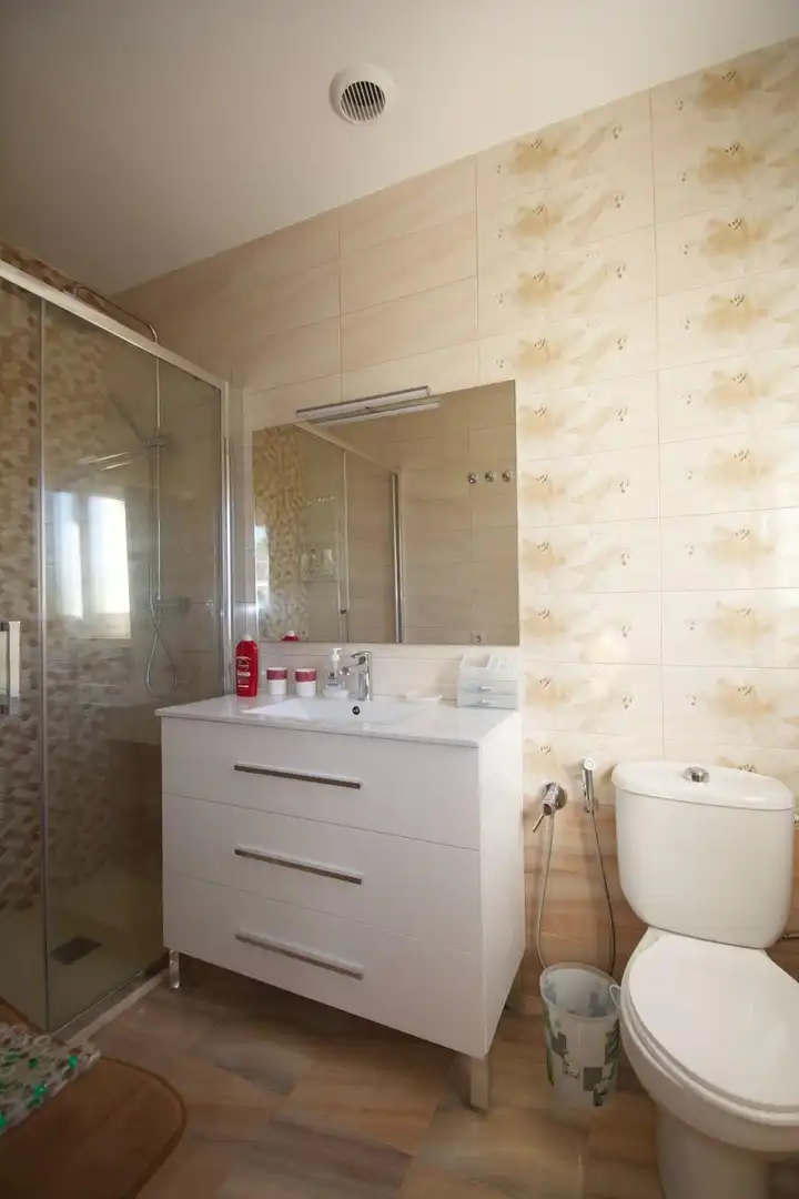 Badezimmer von Haus oder Chalet zum Verkauf in Orihuela mit Klimaanlage, Heizung und Privatgarten