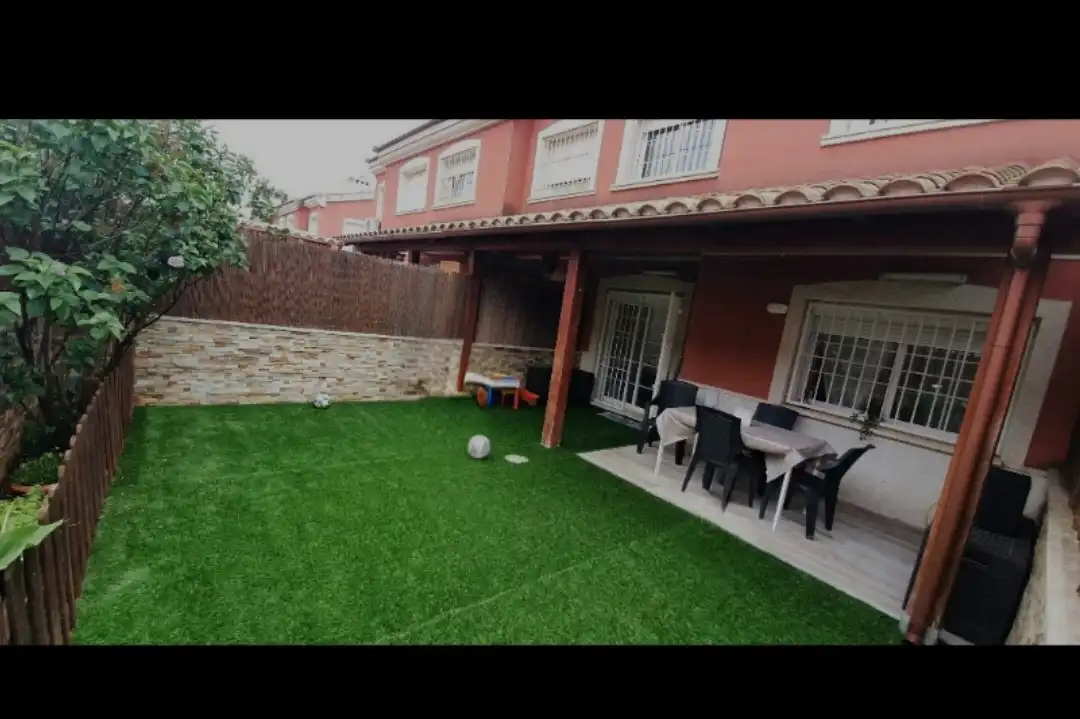 Jardín de Casa adosada en venta en La Pobla de Vallbona con Aire acondicionado, Calefacción y Jardín privado