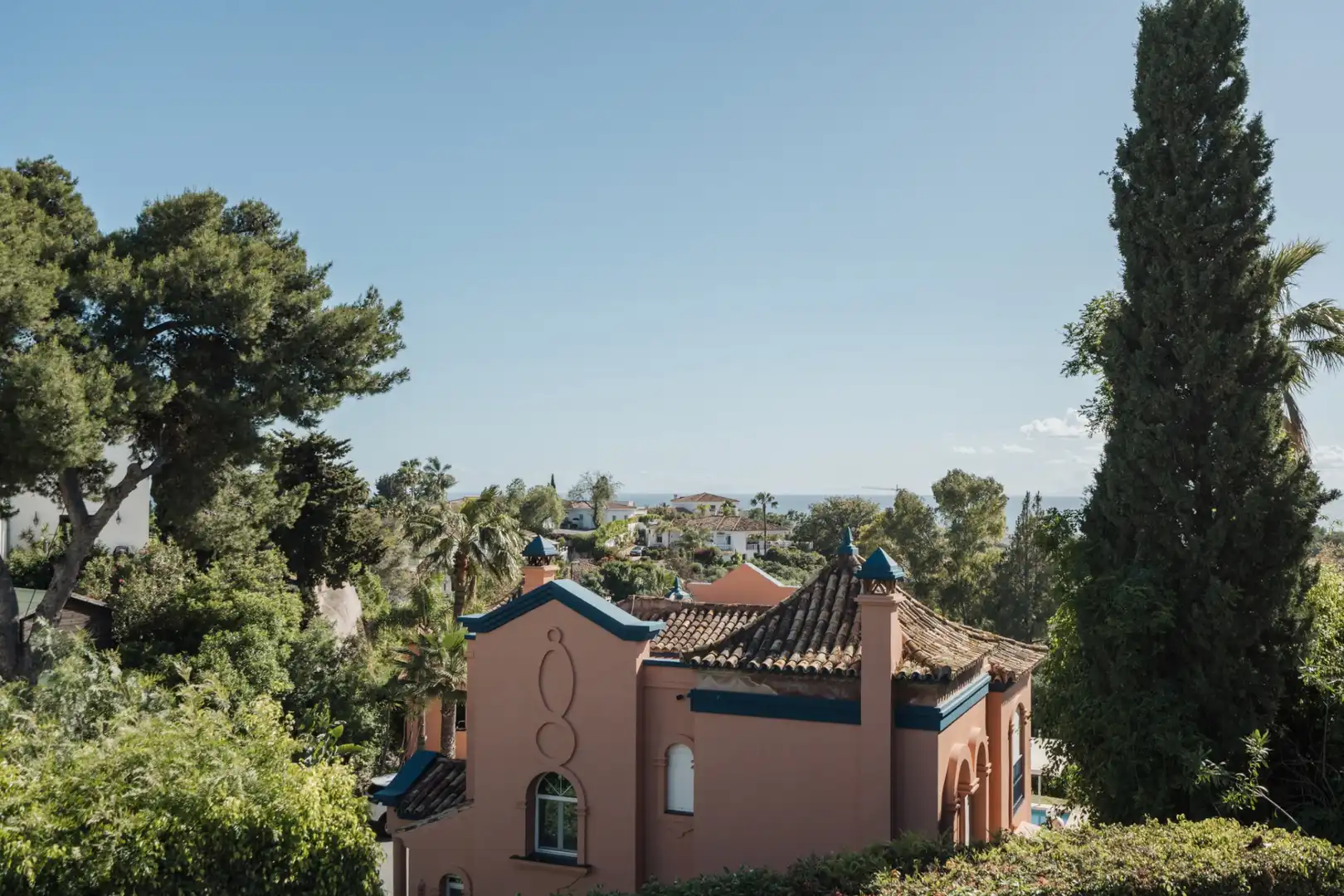Vista exterior de Casa o xalet en venda en Marbella amb Aire condicionat, Calefacció i Jardí privat