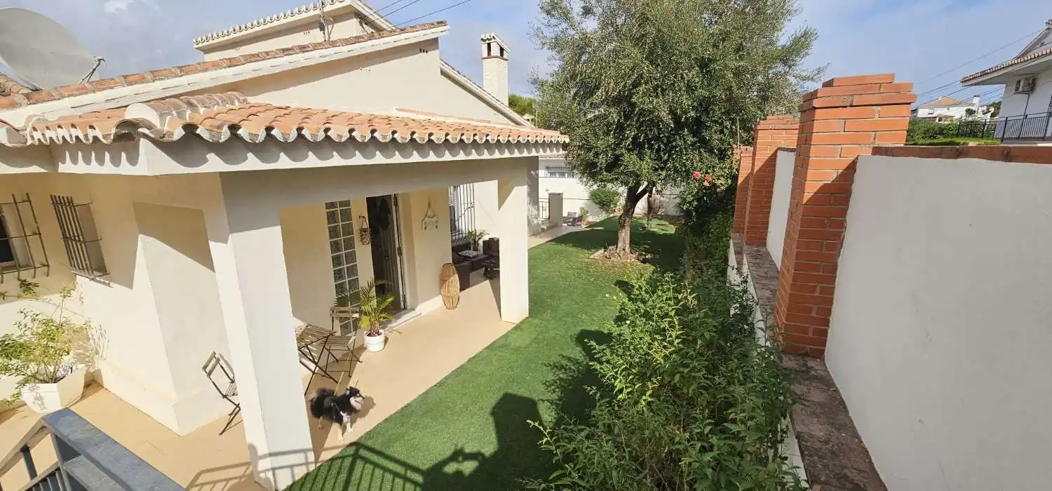 Vista exterior de Casa o xalet en venda en Alhaurín de la Torre amb Aire condicionat, Calefacció i Parquet